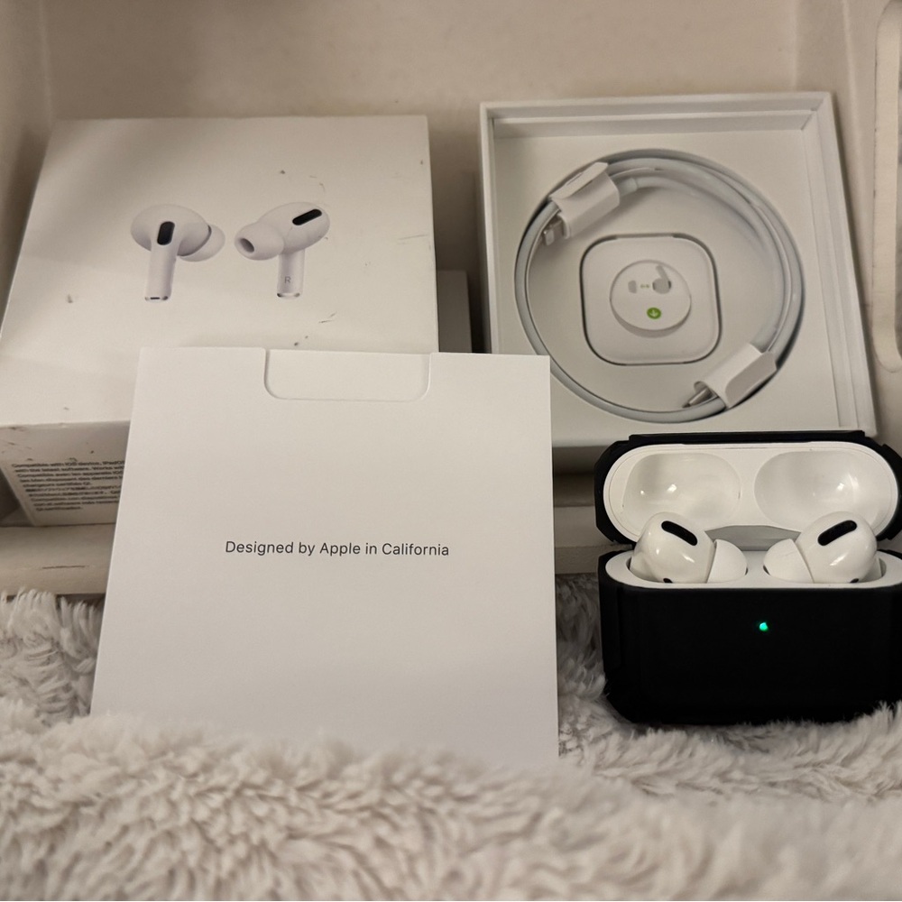 Apple iPhone AirPods Pro (1st & Military Grade Case LIKE NEW